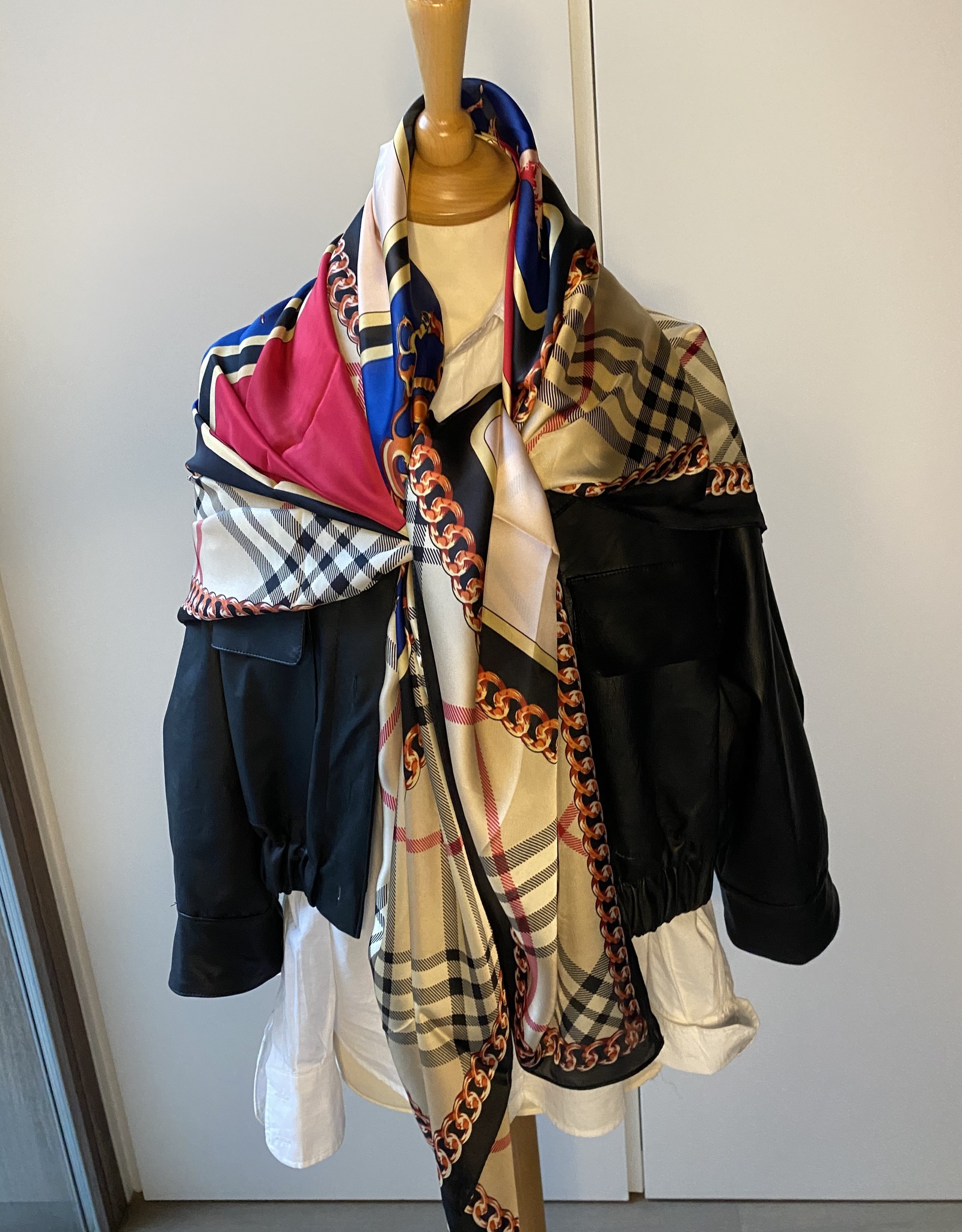 Scarf multicolor, black, camel, red, blue and pink.