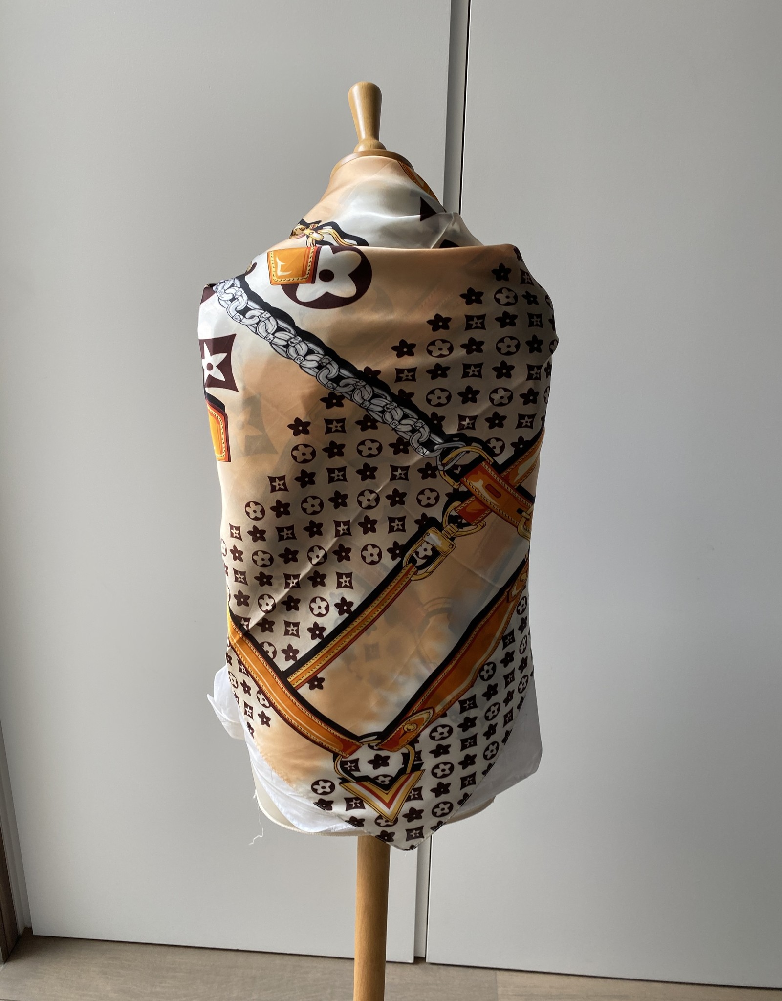 Scarf with brown/beige and orange colors. - TopU-Up