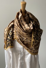 Square scarf in beige colors with logo.