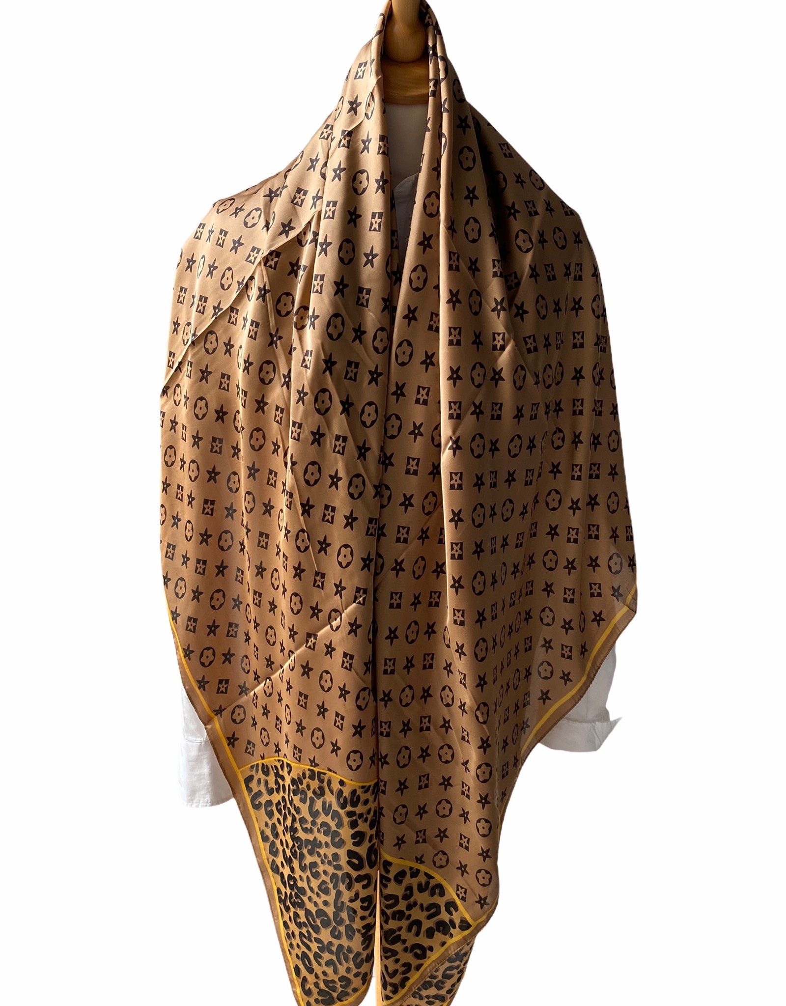 Square scarf with logo in camel colors.