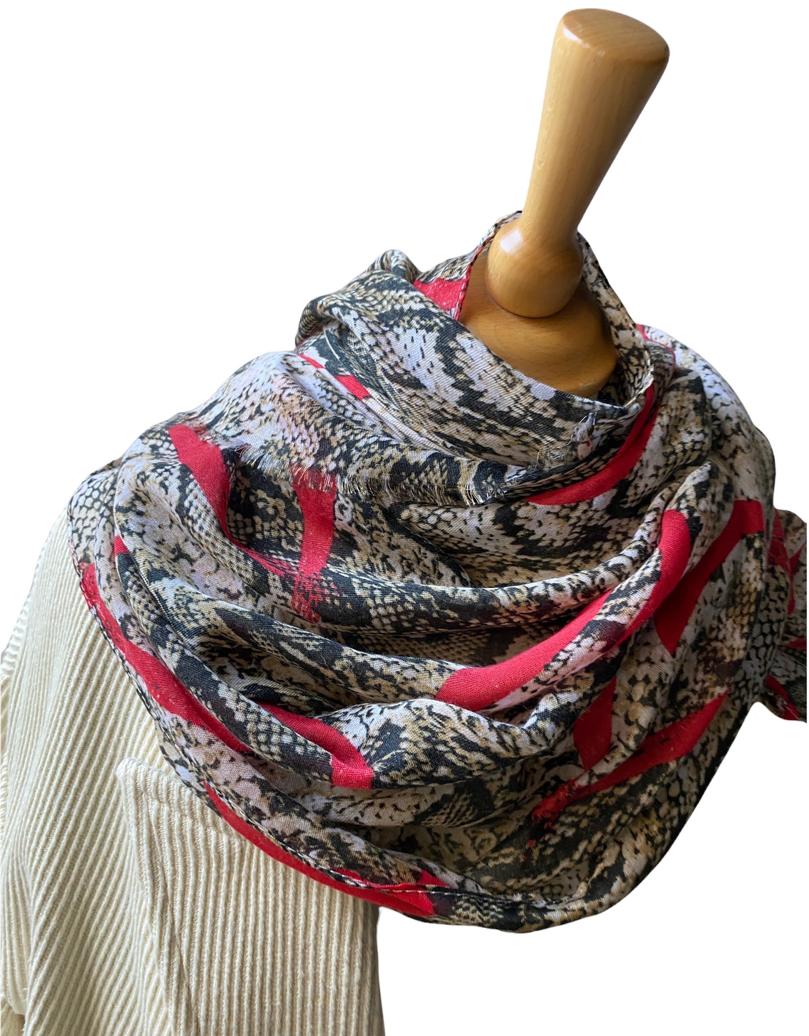 Thin scarf in snakeprint with red hearts.