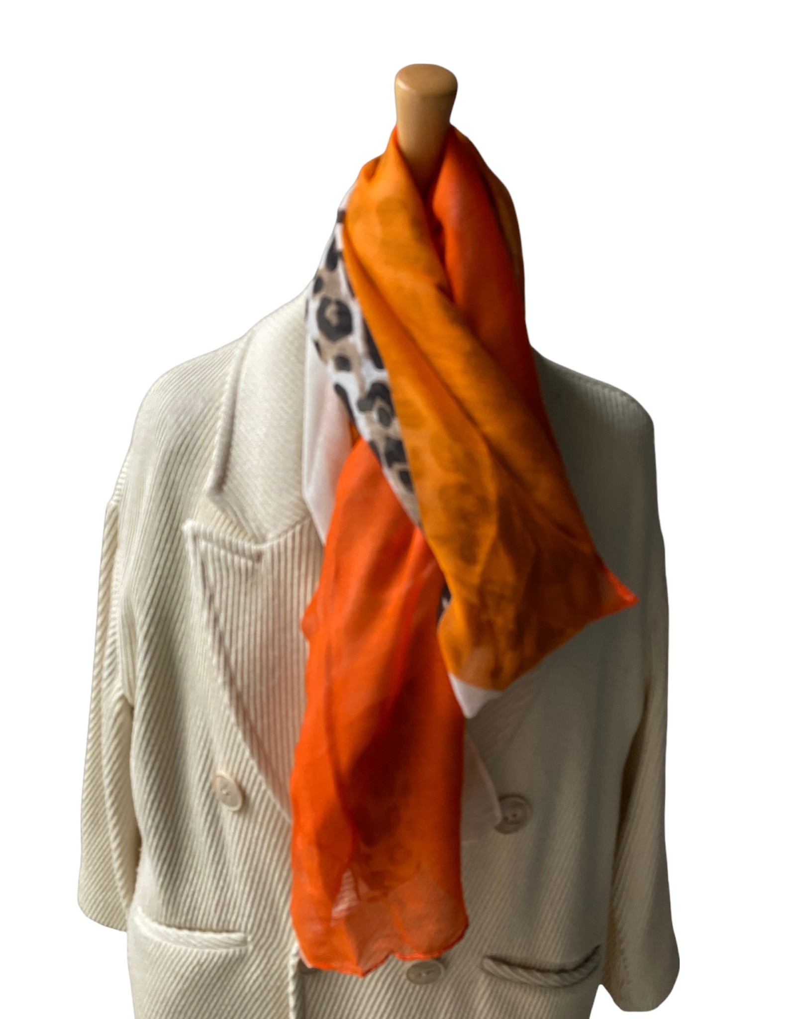 Katoenen sjaal langwerpig met panterprint en oranje  kleuren.