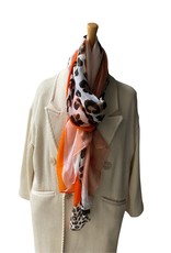 Katoenen sjaal langwerpig met panterprint en oranje  kleuren.
