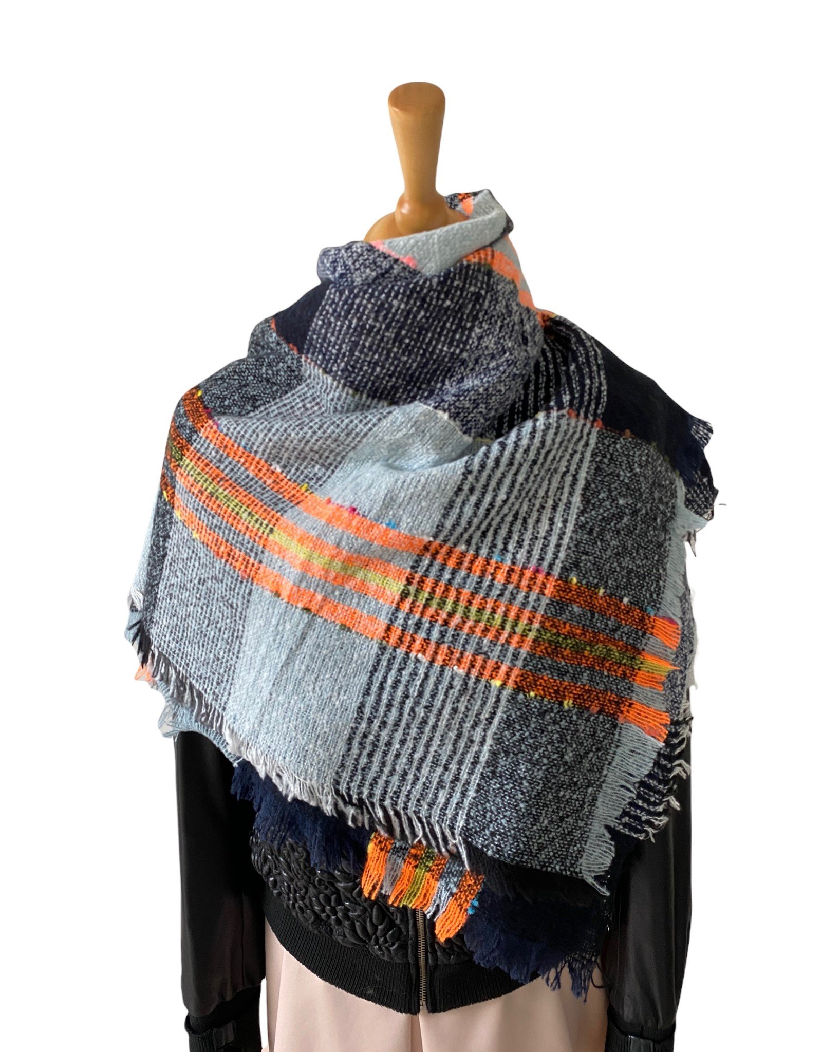 Coarsed weaved multicolor scarf with fluo