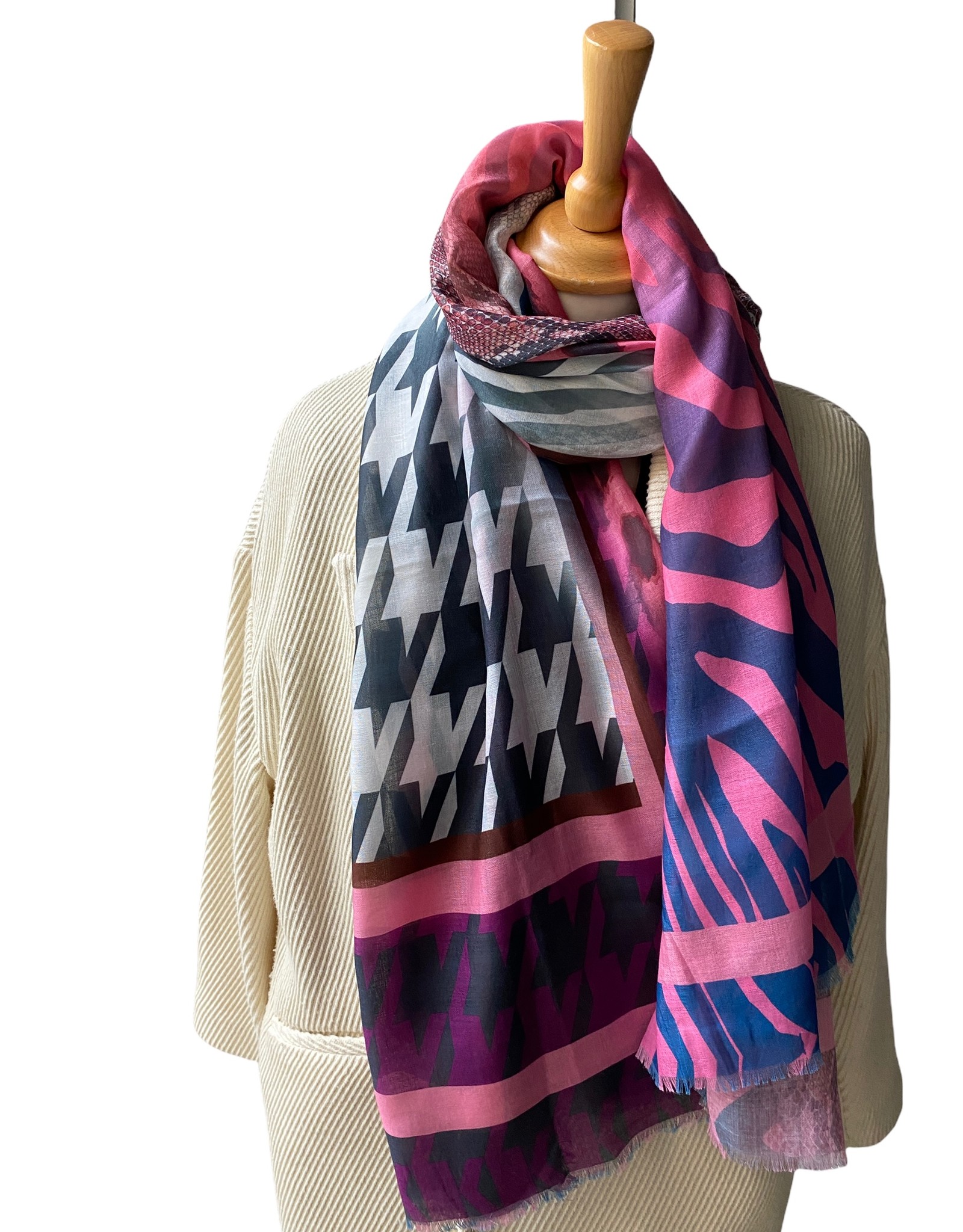Meerkleurige katoenen sjaal met pied de poule en panterprint.  zwart en roze kleuren