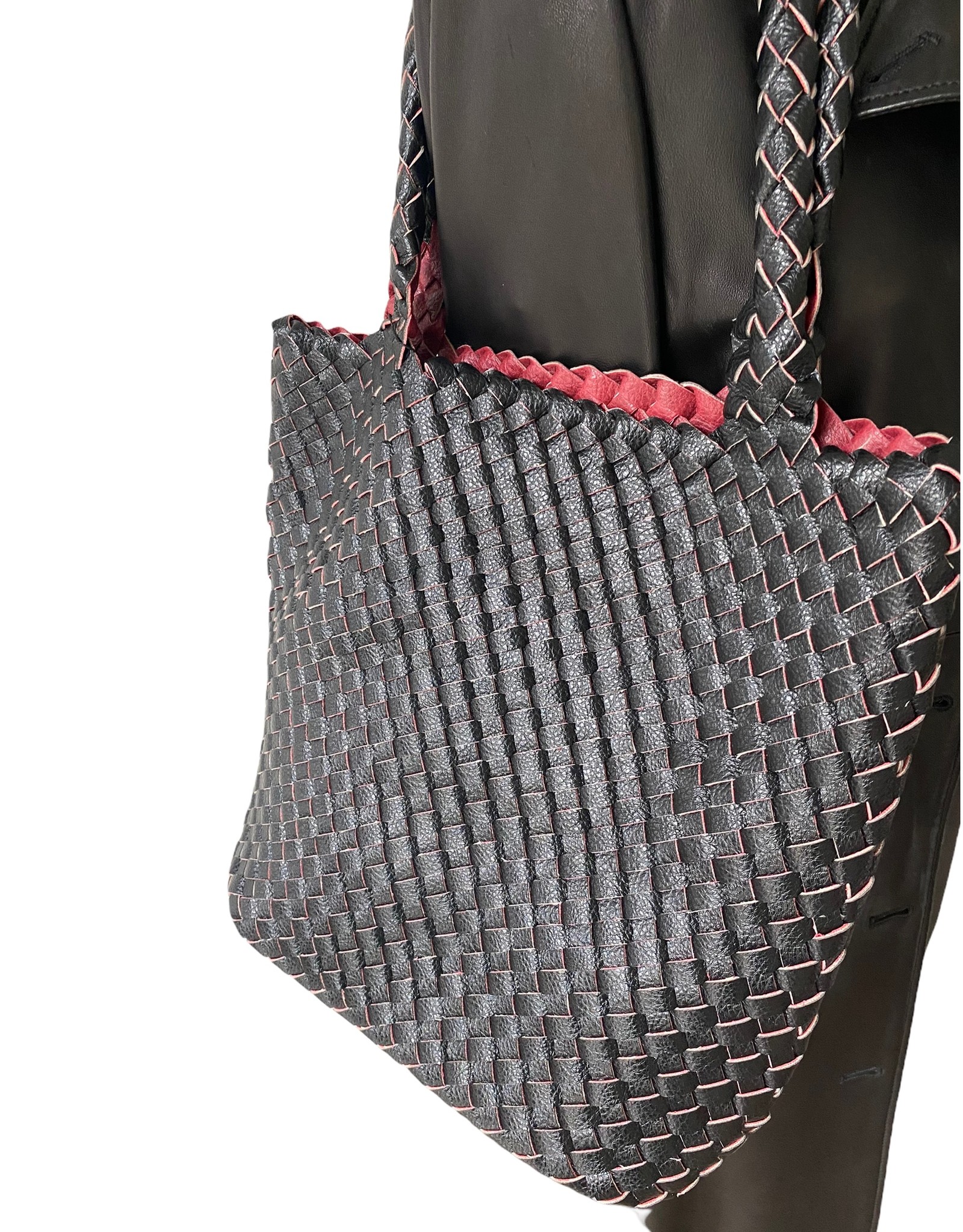 Reversable woven bag in artificial leather