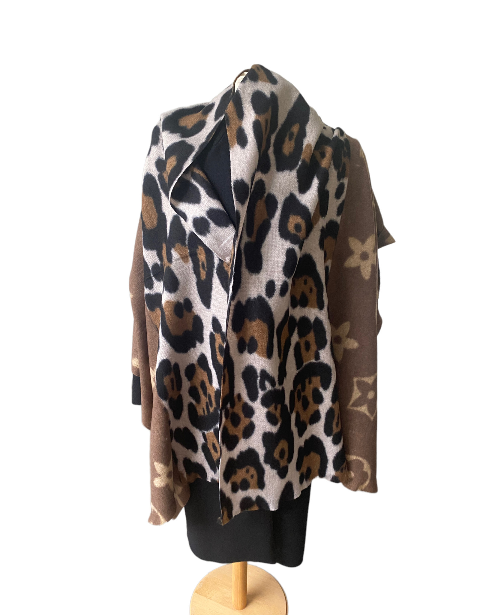 Long scarf, very soft fabric with half half, brand logo en leopard