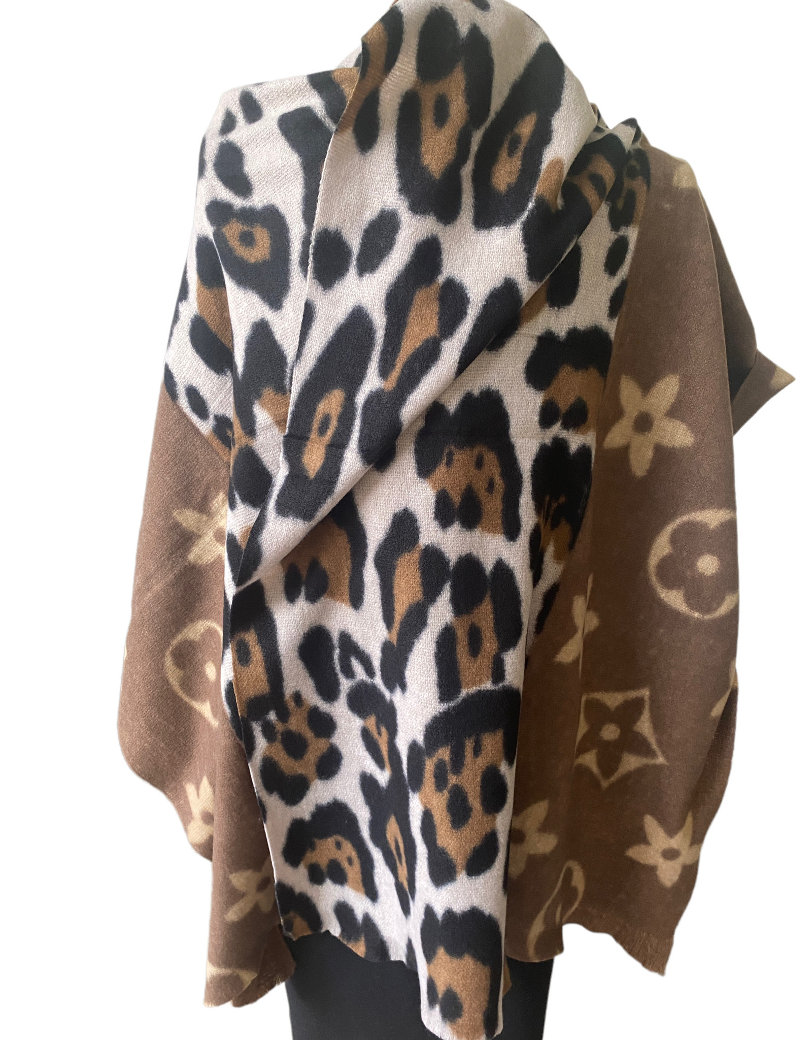 Langwerpige bruine tinten sjaal combi met leopard print en brand logo. Superzachte stof.