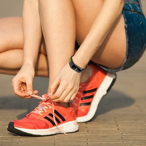 Strap-it® Strap-it Fitbit Charge 4 sportband (zwart geel) Strap-it® Strap-it Fitbit Charge 4 sportband (zwart geel)