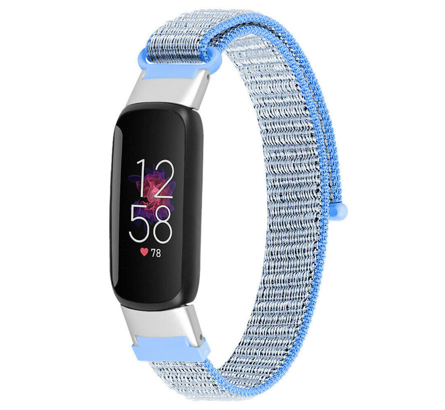 Strap-it Fitbit Luxe nylon bandje (lichtblauw)