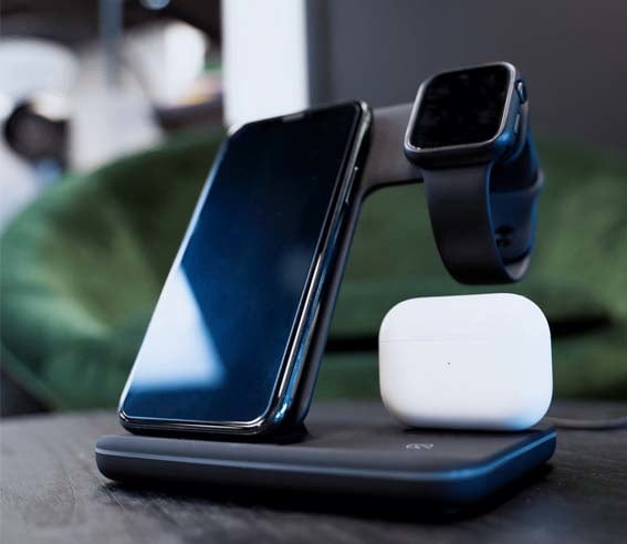 oplaad dock met iPhone, airpods en apple watch