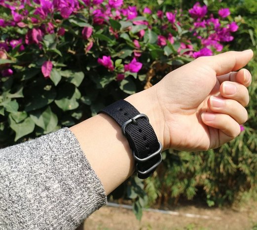 Strap-it® Strap-it Samsung Galaxy Watch 5 Pro nylon gesp band (zwart)