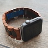 Strap-it® Strap-it Apple Watch 8 houten bandje (roodbruin/zwart) Strap-it® Strap-it Apple Watch 8 houten bandje (roodbruin/zwart)