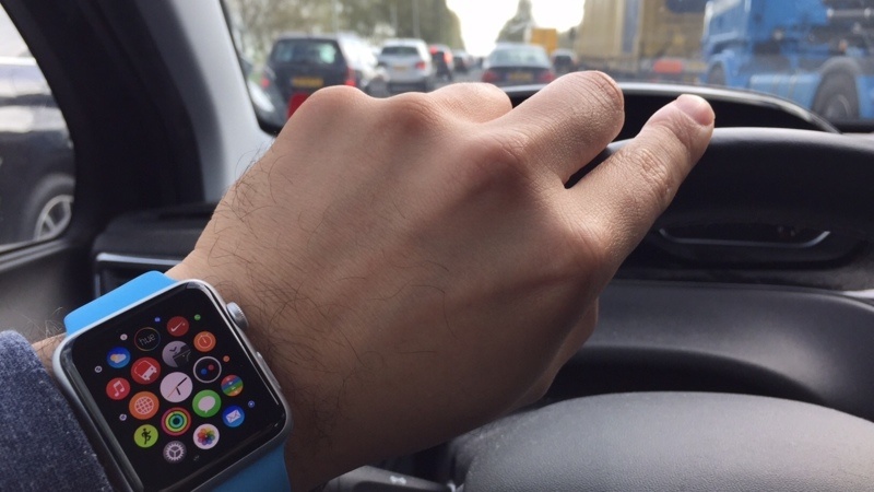 smartwatch in het verkeer bron:nos