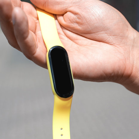 Strap-it® Strap-it Xiaomi Mi Band 7 siliconen bandje (geel)
