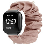 Strap-it® Fitbit Versa scrunchie bandje (beige met parels)