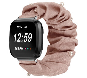 Strap-it® Fitbit Versa scrunchie bandje (beige met parels)