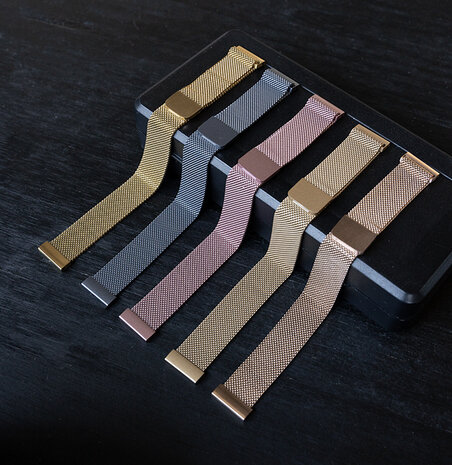 Strap-it® Strap-it Fitbit Charge 5 Milanese band (rosé pink)