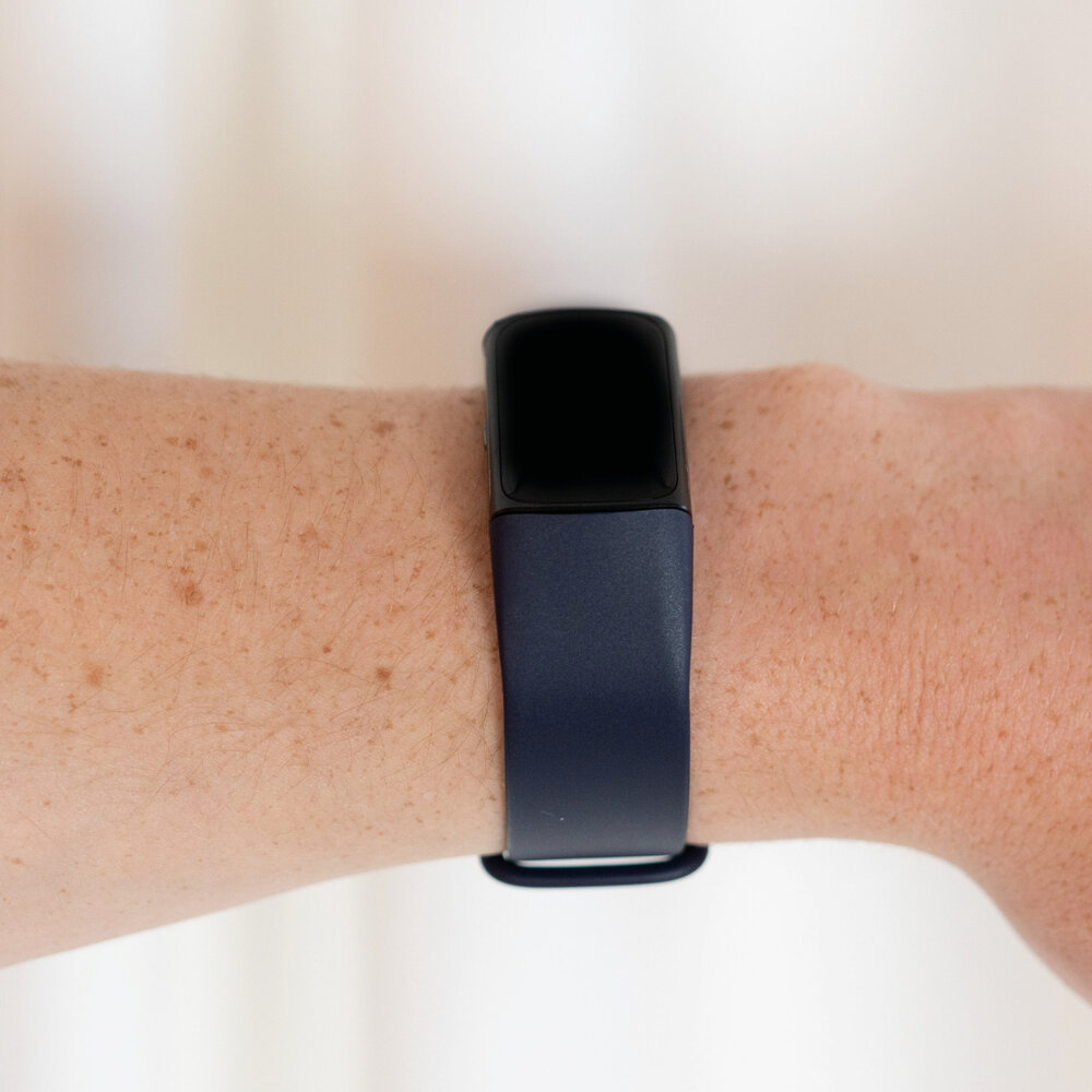 Strap-it® Strap-it Fitbit Charge 6 siliconen bandje (donkerblauw)