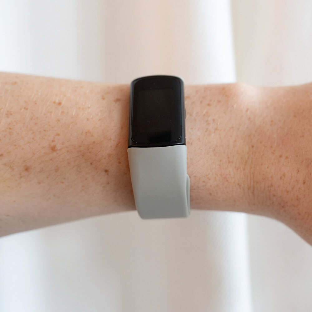 Strap-it® Strap-it Fitbit Charge 6 siliconen bandje (grijs)