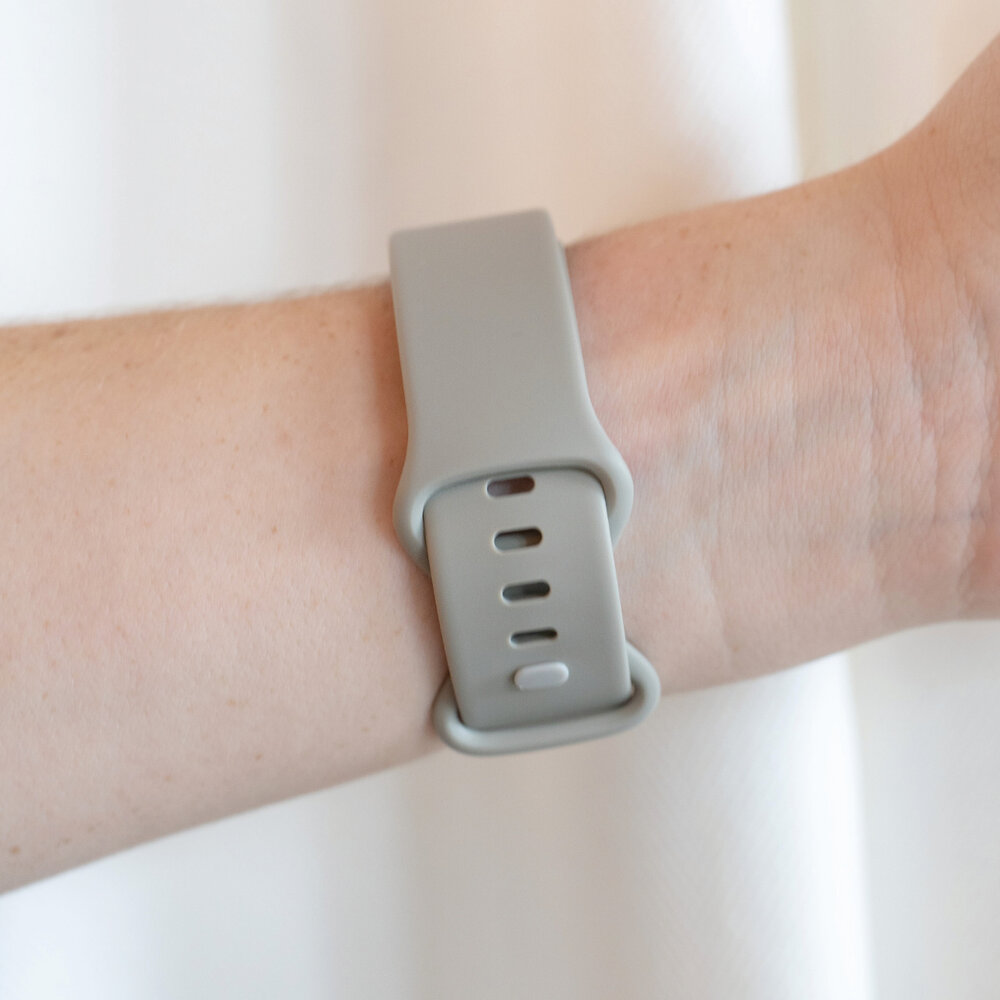 Strap-it® Strap-it Fitbit Charge 6 siliconen bandje (grijs)