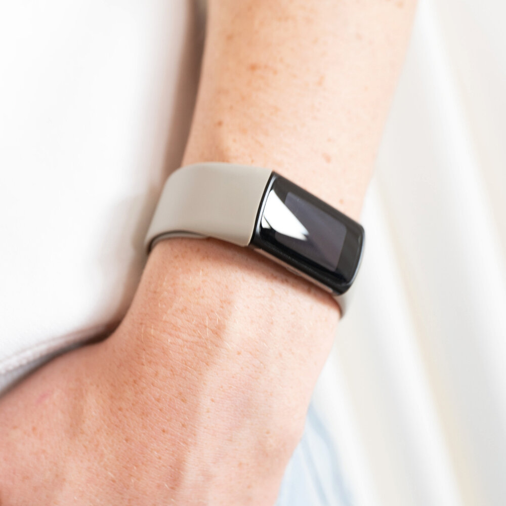 Strap-it® Strap-it Fitbit Charge 6 siliconen bandje (grijs)