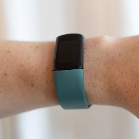 Strap-it® Strap-it Fitbit Charge 6 siliconen bandje (dennengroen)