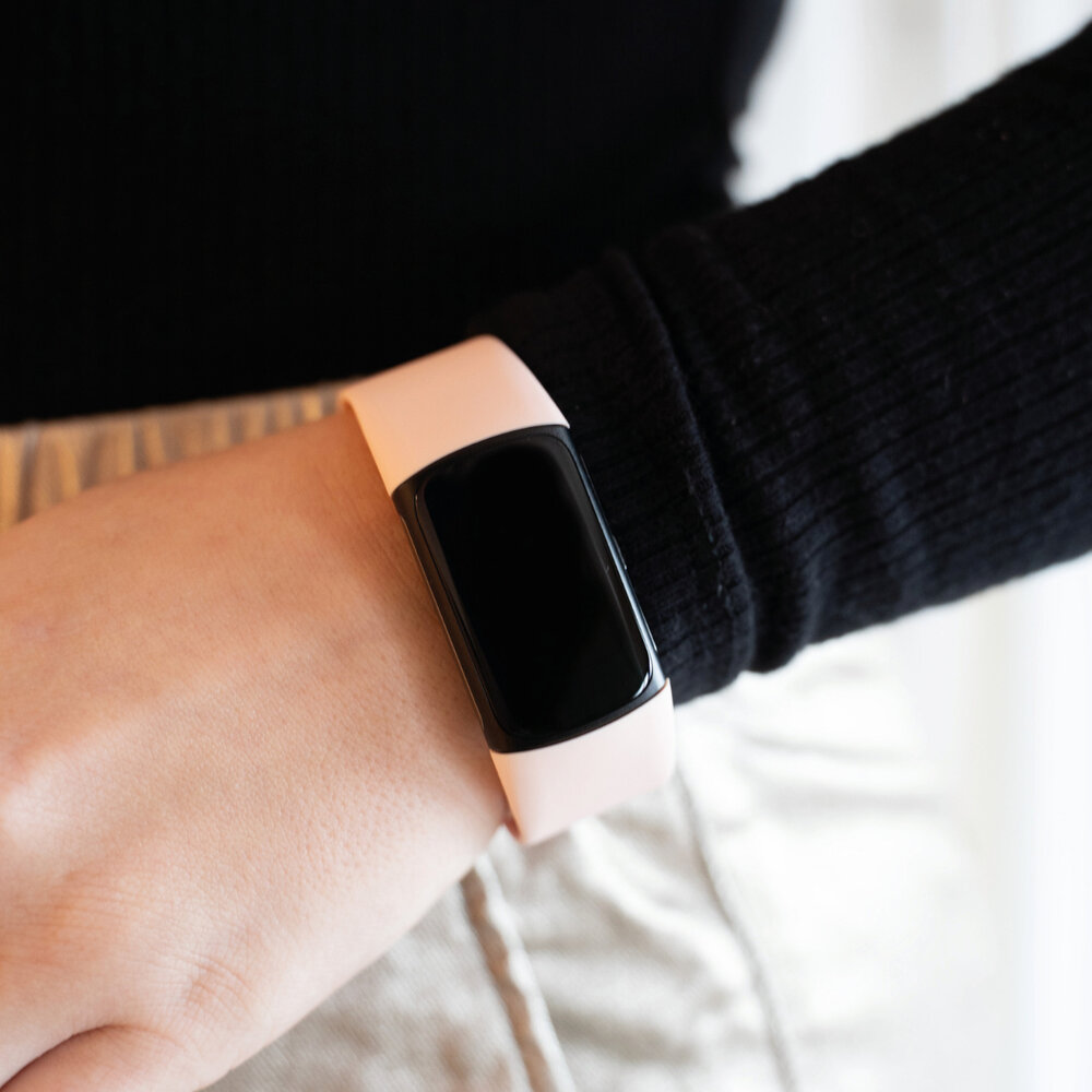 Strap-it® Strap-it Fitbit Charge 6 siliconen bandje (lichtroze)