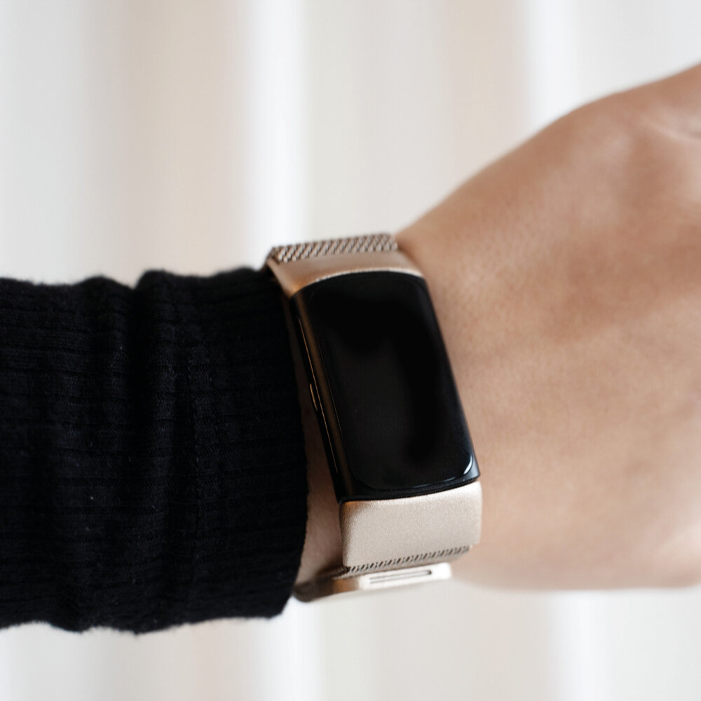 Strap-it® Strap-it Fitbit Charge 5 Milanese band (sterrenlicht) Strap-it® Strap-it Fitbit Charge 5 Milanese band (sterrenlicht)