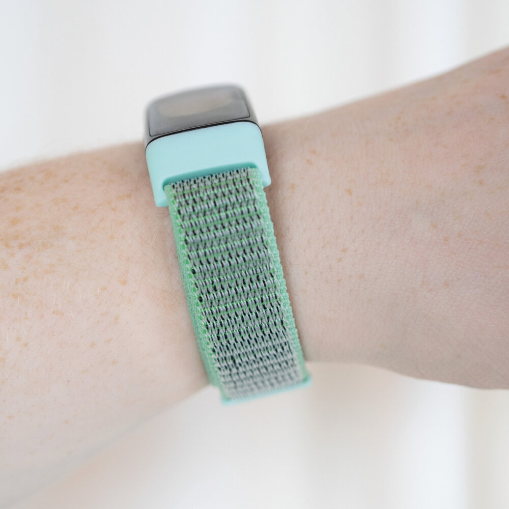 Strap-it® Strap-it Fitbit Charge 5 nylon bandje (mint)