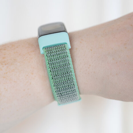 Strap-it® Strap-it Fitbit Charge 5 nylon bandje (mint)