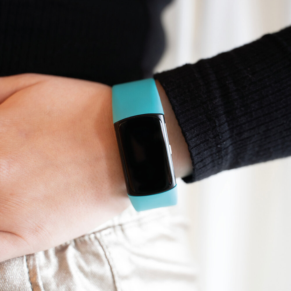 Strap-it® Strap-it Fitbit Charge 5 siliconen bandje (aqua)