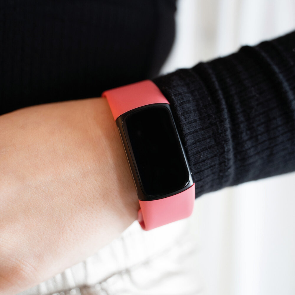 Strap-it® Strap-it Fitbit Charge 5 siliconen bandje (roze)