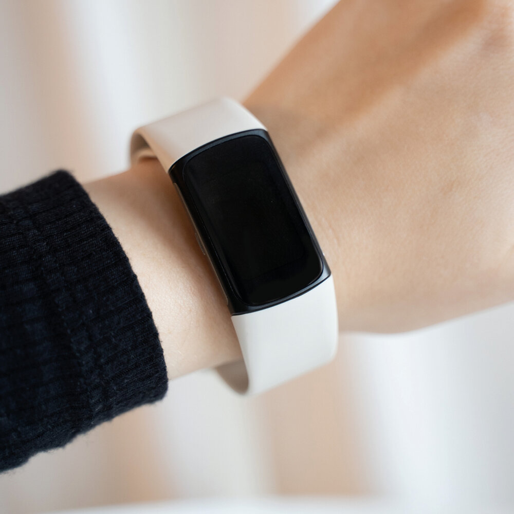 Strap-it® Strap-it Fitbit Charge 6 siliconen bandje (zand wit)