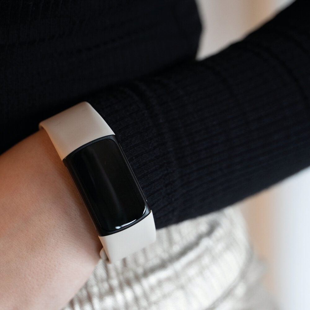 Strap-it® Strap-it Fitbit Charge 6 siliconen bandje (zand wit)