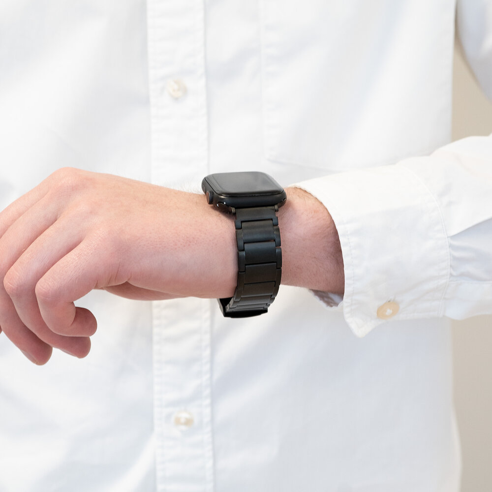 Bandz Bandz Apple Watch titanium schakel band (zwart)