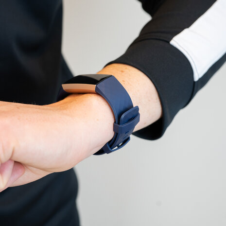 Bandz Bandz Fitbit Charge 4 siliconen band 'Classic' (donkerblauw)