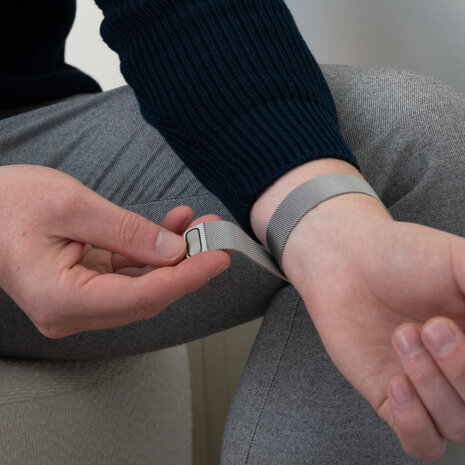 Bandz Bandz Fitbit Versa Milanese loop band (zilver)