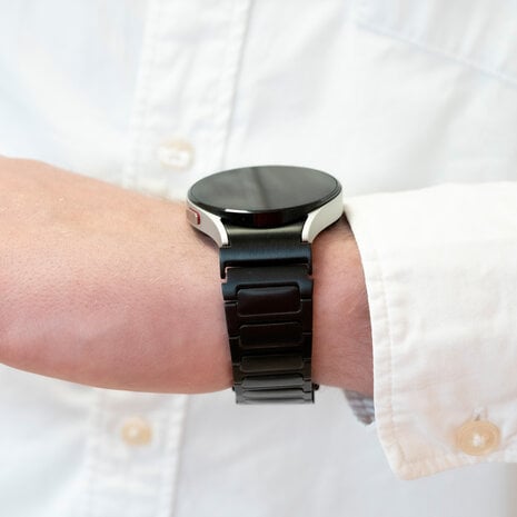 Strap-it® Strap-it Samsung Galaxy Watch 6 44mm 'One push' luxe titanium band (zwart)