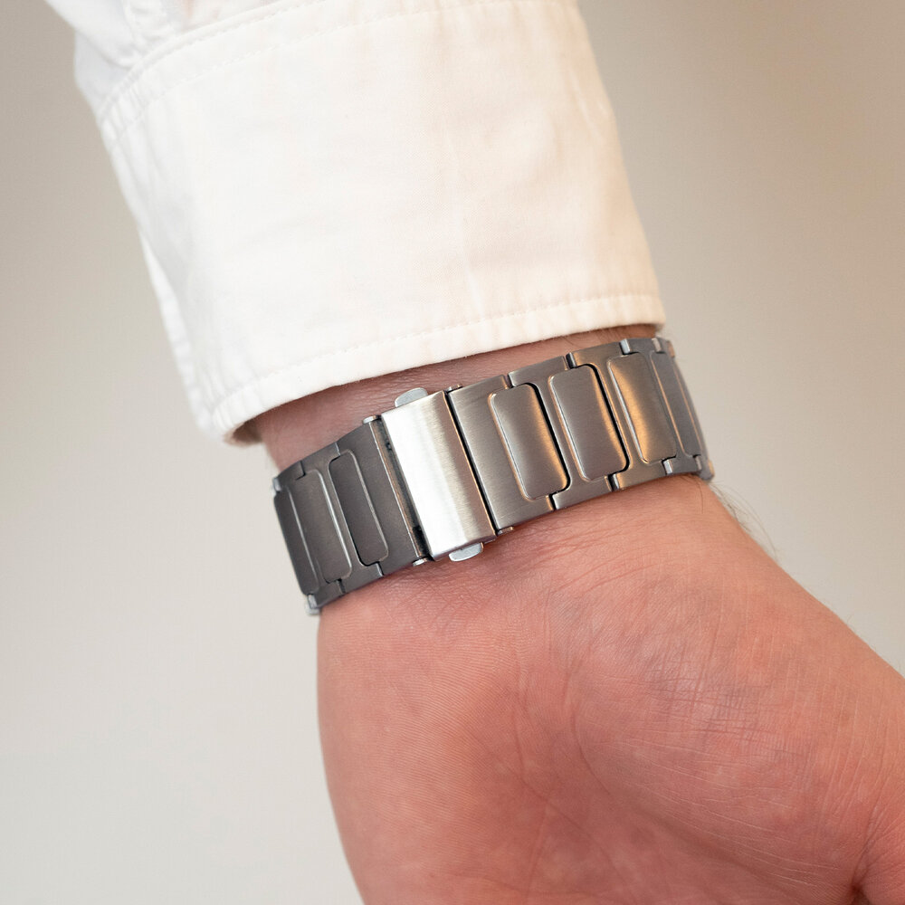 Strap-it® Strap-it Samsung Galaxy Watch 5 Pro 'One push' luxe titanium band (zilver)