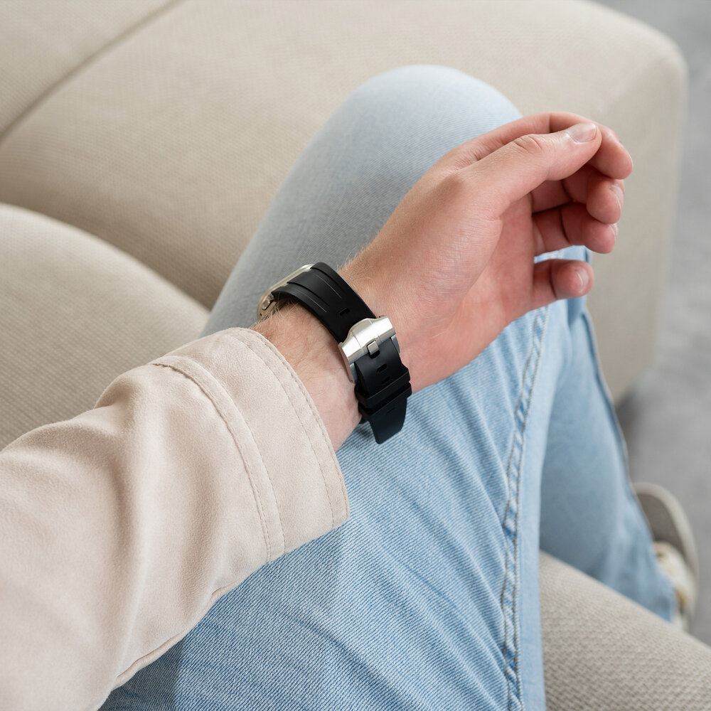 Strap-it® Strap-it Apple Watch luxe liquid silicone band (zwart met zilver)