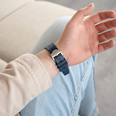 Strap-it® Strap-it Apple Watch luxe liquid silicone band (blauw met zilver)