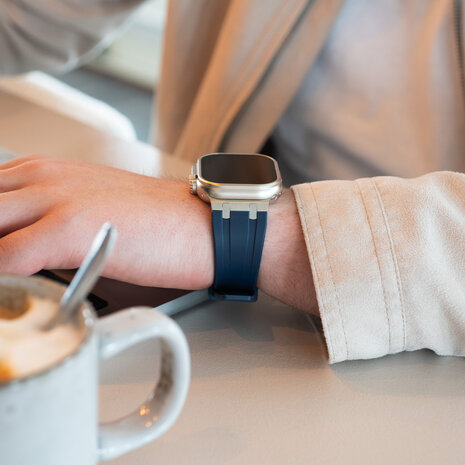 Strap-it® Strap-it Apple Watch luxe liquid silicone band (blauw met zilver)