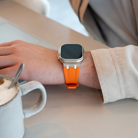 Strap-it® Strap-it Apple Watch luxe liquid silicone band (oranje met zilver)