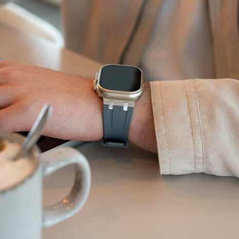 Strap-it® Strap-it Apple Watch luxe liquid silicone band (donkergrijs met zilver)