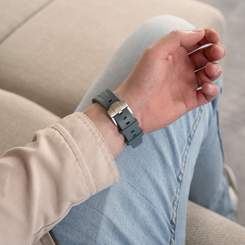 Strap-it® Strap-it Apple Watch luxe liquid silicone band (donkergrijs met titanium)