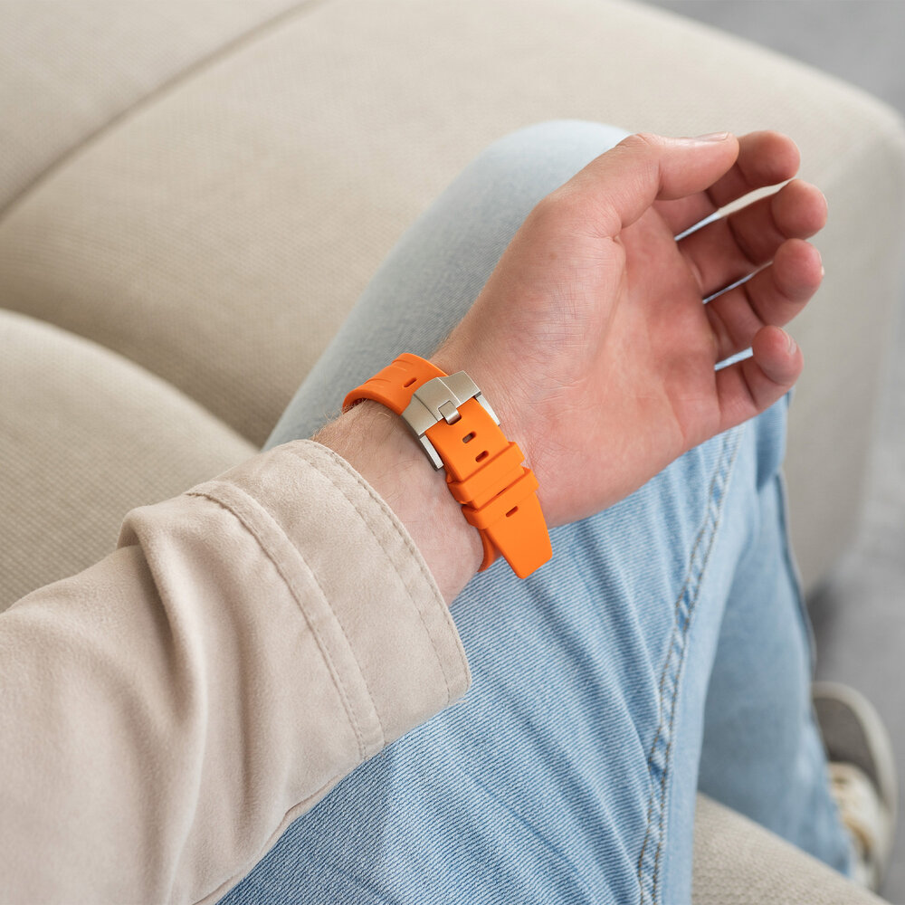 Strap-it® Strap-it Apple Watch luxe liquid silicone band (oranje met titanium)