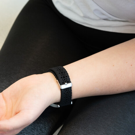 Bandz Bandz Samsung Galaxy Watch 7 44mm siliconen band met bloemenpatroon (zwart)