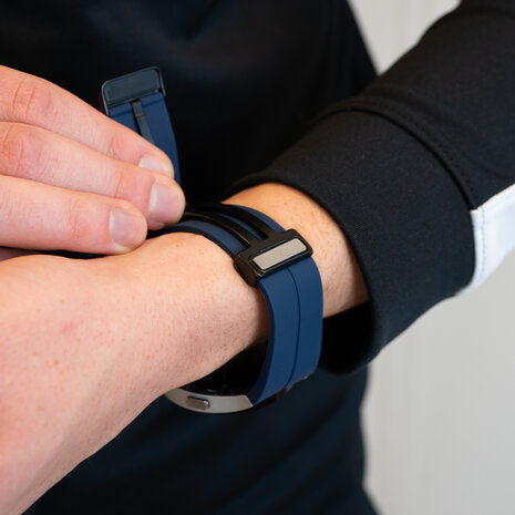 Bandz Bandz Samsung Galaxy Watch FE siliconen band met D-Buckle (donkerblauw)