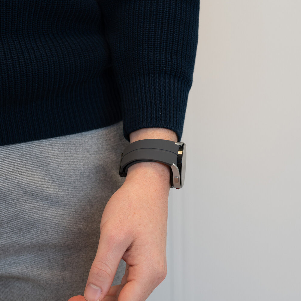 Bandz Bandz Samsung Galaxy Watch FE siliconen band met D-Buckle (donkergrijs)